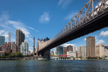Naklejka premium Queensboro Bridge Roosevelt Island to Manhattan