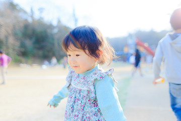 Naklejka premium 屋外で遊ぶ子供