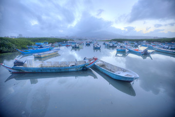 Obraz premium Morning landscape of Tamsui river with stranded boats during a low tide under moody sky, Taipei Taiwan ~ Scenery of beautiful sunrise by Tamsui river, Taipei Taiwan