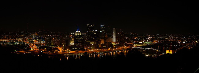 Fototapeta na wymiar Pittsburgh Night Skyline