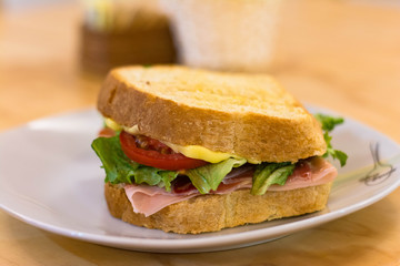 Sandwich de jamón lechuga 