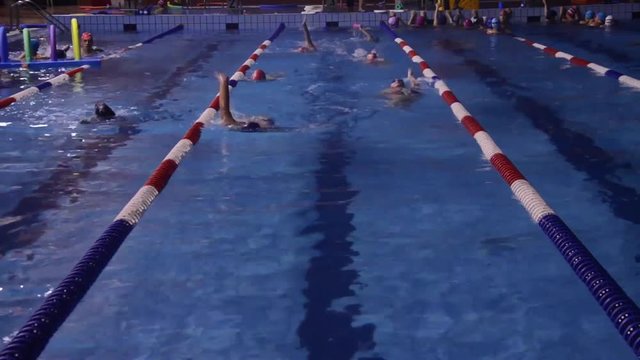 bambini nuotano in piscina