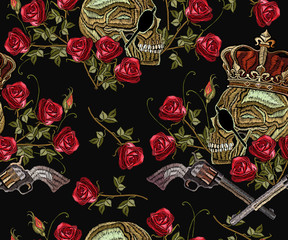 Fototapety  Haft czaszki w koronie, skrzyżowane pistolety i wzór róż. Szablon na ubrania, tekstylia, projekt koszulki. Haft kryminalny, wzór króla piratów i rewolwerów