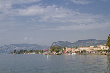 Fototapeta na wymiar Promenade und Hafen in Bardolino