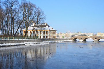 Fototapeta na wymiar Летний дворец Петра Первого в Санкт-Петербурге зимой. 18 век