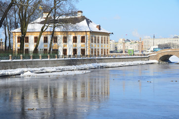 Fototapeta na wymiar Летний дворец Петра Первого в Санкт-Петербурге зимой. 18 век