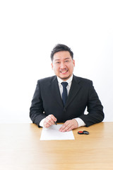 契約をするビジネスマン