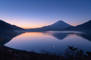Fototapeta na wymiar 富士山の夜明け 