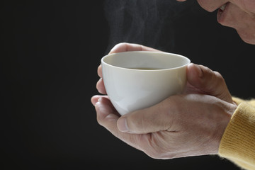 お茶を飲むシニア