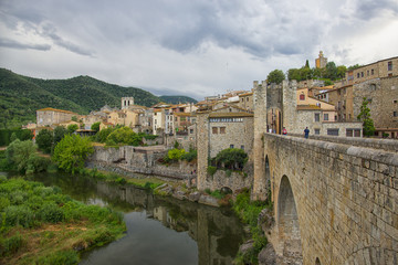 Obraz premium Most na rzece EL Fluvia w Besalu