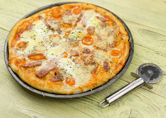 Pizza and pizza knife .