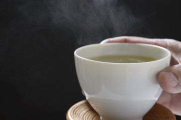 日本茶とシニアの手