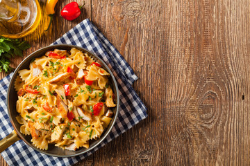Pasta farfalle with chicken and paprika, in carbonara sauce.