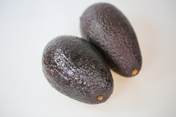 Avocado auf weißem Grund