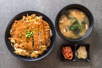 fried pork cutlet rice bowl (Katsudon)