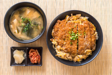 fried pork cutlet rice bowl (Katsudon)