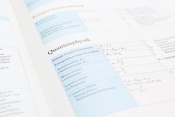 Obraz premium Formeln und Zahlen der Quantenphysik in der Schule 