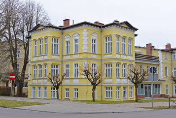 Old house in city - obrazy, fototapety, plakaty