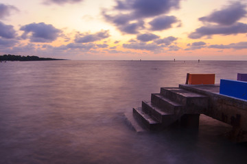 Obraz premium cement bridge at the sea in sunrise time