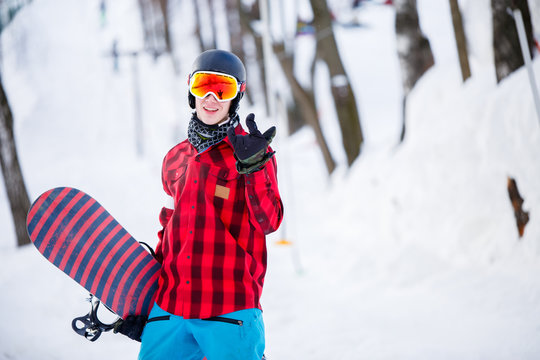 Photo of sporty man wearing helmet with snowboard