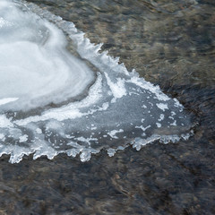 Eis am Ufer des Baches