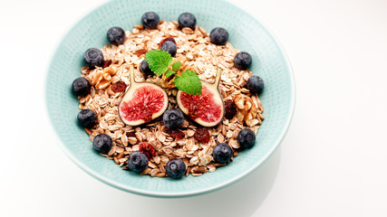 haferflocken mit blaubeeren und feige auf weiß