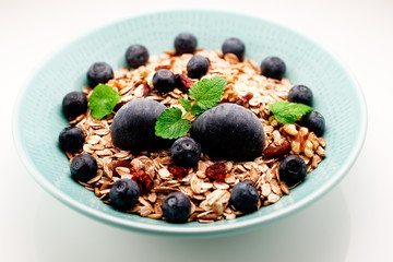 haferflocken mit blaubeeren und feige auf weiß