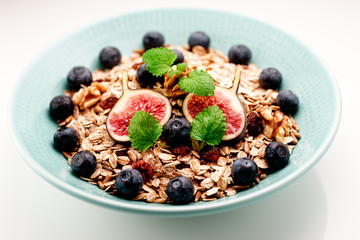 haferflocken mit blaubeeren und feige auf weiß