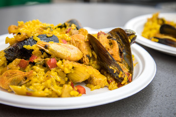 2 Paella Marisco bei gemeinsamer Mittagspause auf Wochenmarkt
