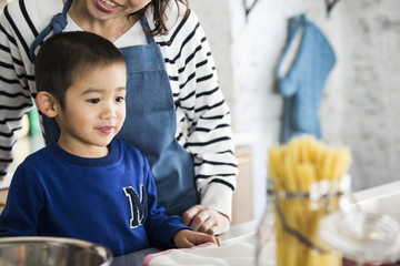 男の子はキッチンでお母さんのお手伝い。張り切っています。