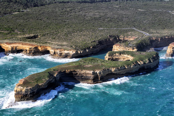 Fototapeta na wymiar Luftaufnahme von Mutton Bird Island bei Port Campbell an der Great Ocean Road im Port Campbell Nationalpark, Victoria, Australien.