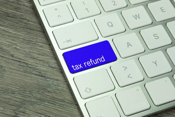 Ein Computer und eine Taste für die Steuererstattung