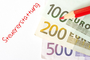 Euro Geldscheine und eine Steuererstattung