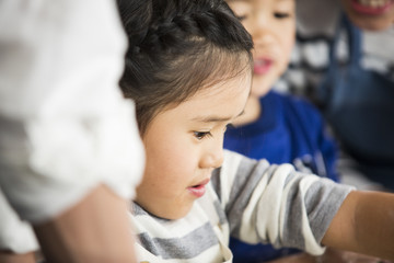 Obraz premium 子供の真剣な表情。