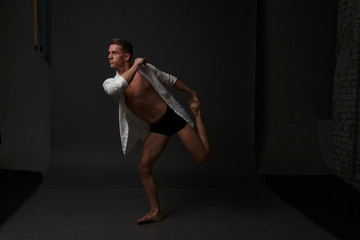 Obraz premium men is dances in a black pants