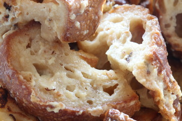 小さく切ったフランスパンのフレンチトースト