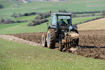 tracteur agricole qui laboure le champ