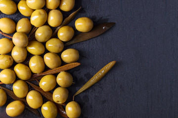 Canned green olives with bone .