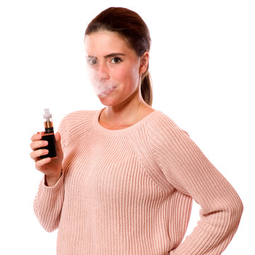 Junge Frau mit E-Zigarette 