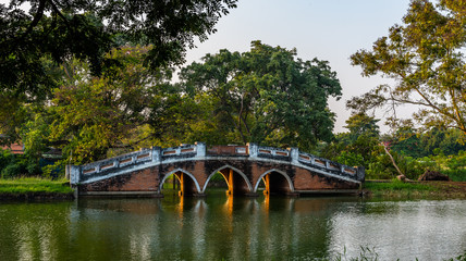 Fototapeta na wymiar Bogenbrücke in Ayutthaya