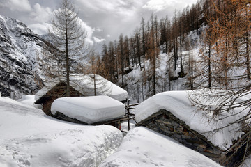 Roof of a chalet cowred with snow.