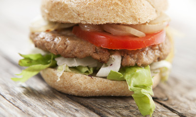 gros plan sur un hamburger