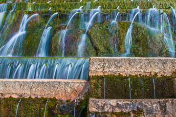 Abundante fuente de agua