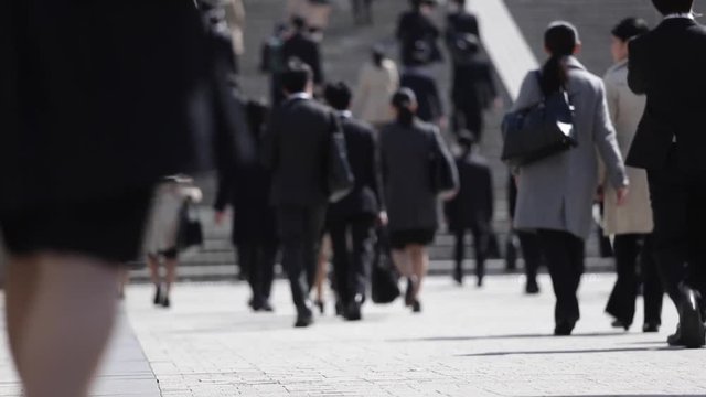 スーツで歩く後ろ姿