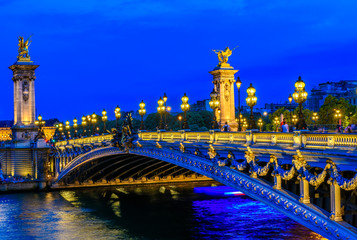 Obraz premium Pont Alexandre III (Aleksander trzeci most) nad Sekwaną w Paryżu, Francja
