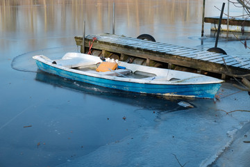 Fototapeta premium Ruderboot im Eis