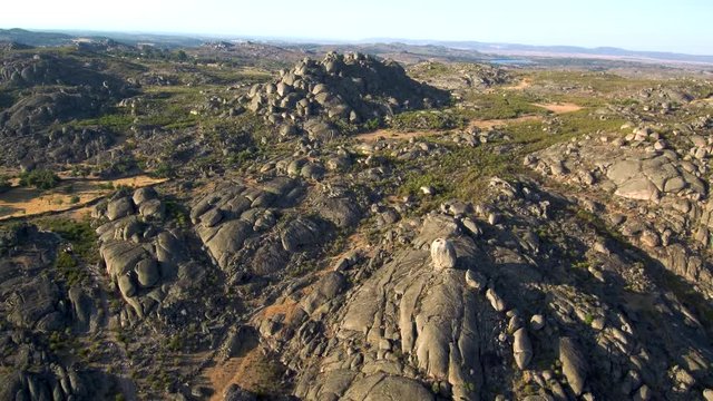 Dron en paisaje de dolmenes de Valencia de Alc&aacute;ntara, localidad de C&aacute;ceres, en Extremadura (Espa&ntilde;a) que comprende pedan&iacute;as como Alcorneo, El Pino o Las Huertas de Cansa. Video aereo con Drone