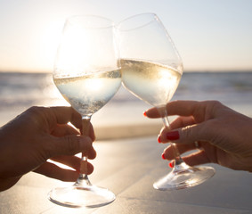 Aperitivo a riva del mare un brindisi con prosecco