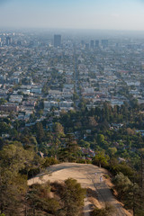 Naklejka premium Widok na szlak turystyczny z widokiem na mglisty wieczór w mieście Los Angeles
