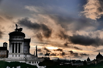 Fototapeta na wymiar ciel romain au dessus du monument victor emmanuel